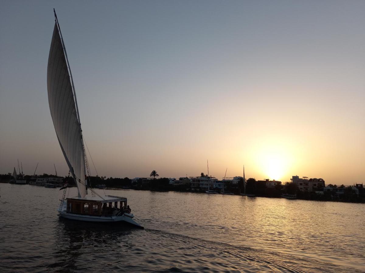 Nile Sunrise Felucca Boat Private Rental Louxor Extérieur photo