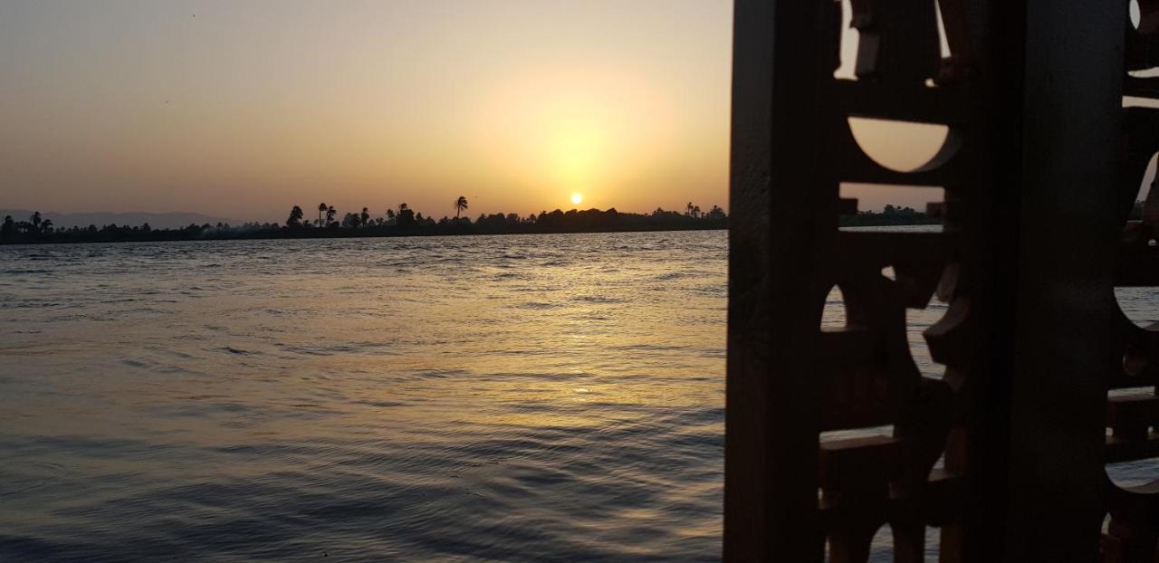 Nile Sunrise Felucca Boat Private Rental Louxor Extérieur photo